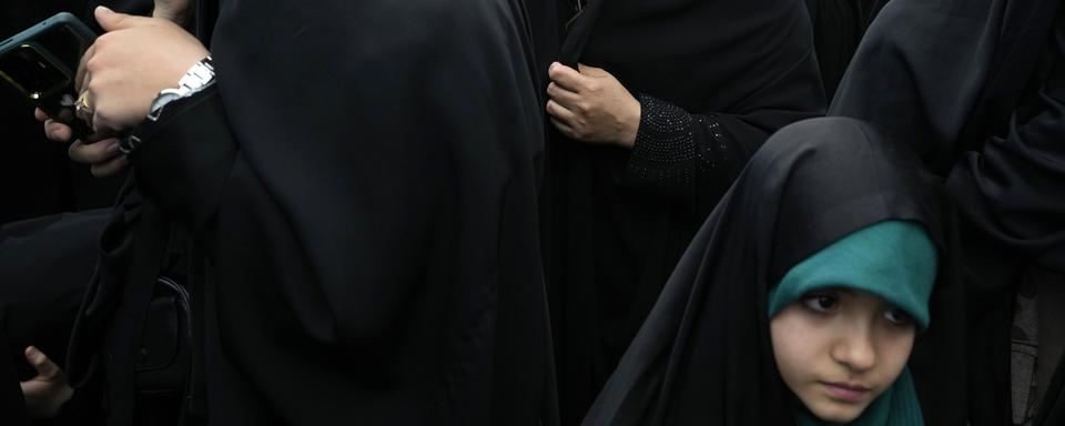 Des femmes et filles voilées à un hommage funèbre au président conservateur défunt Ebrahim Raïssi en Iran. [Keystone/AP Photo - Vahid Salemi]