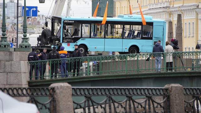 Les secouristes sortent un bus de l'eau après sa chute dans la rivière Moyka à Saint-Pétersbourg, en Russie, le vendredi 10 mai 2024. [keystone - Dmitri Lovetsky]