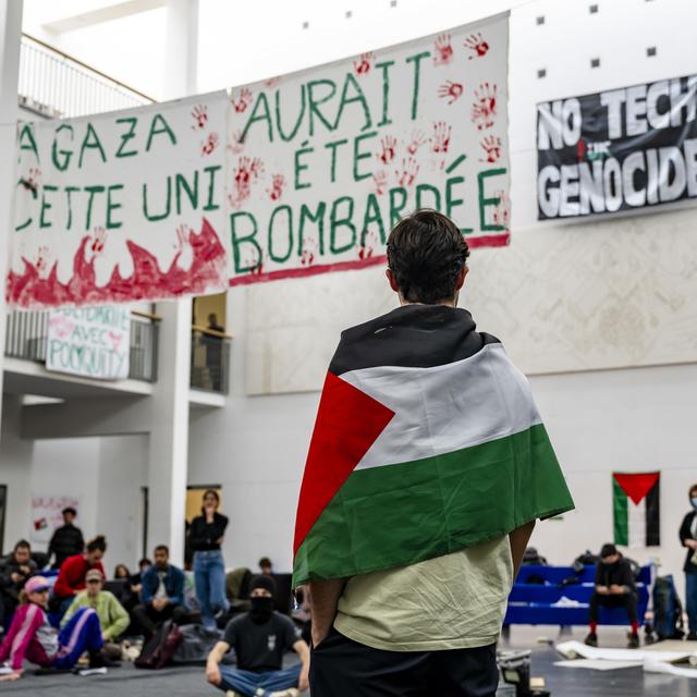 Des individus ont pénétré dans le bâtiment de l'Université de Genève et décroché des banderoles pro-Palestine. [Keystone - Jean-Christophe Bott]