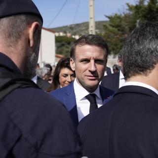 Le président français Emmanuel Macron s'entretient avec des policiers lors d'une visite axée sur la sécurité et la lutte contre le trafic de drogue, à La Castellane, quartier de Marseille, dans le sud de la France, le 19 mars 2024. [EPA/CHRISTOPHE ENA]