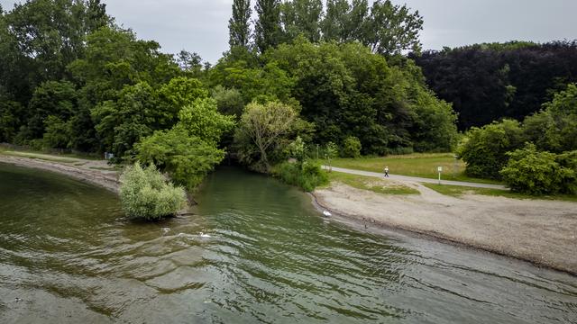 Une vue aérienne de l'embouchure de La Chamberonne avec le Léman. [KEYSTONE - JEAN-CHRISTOPHE BOTT]