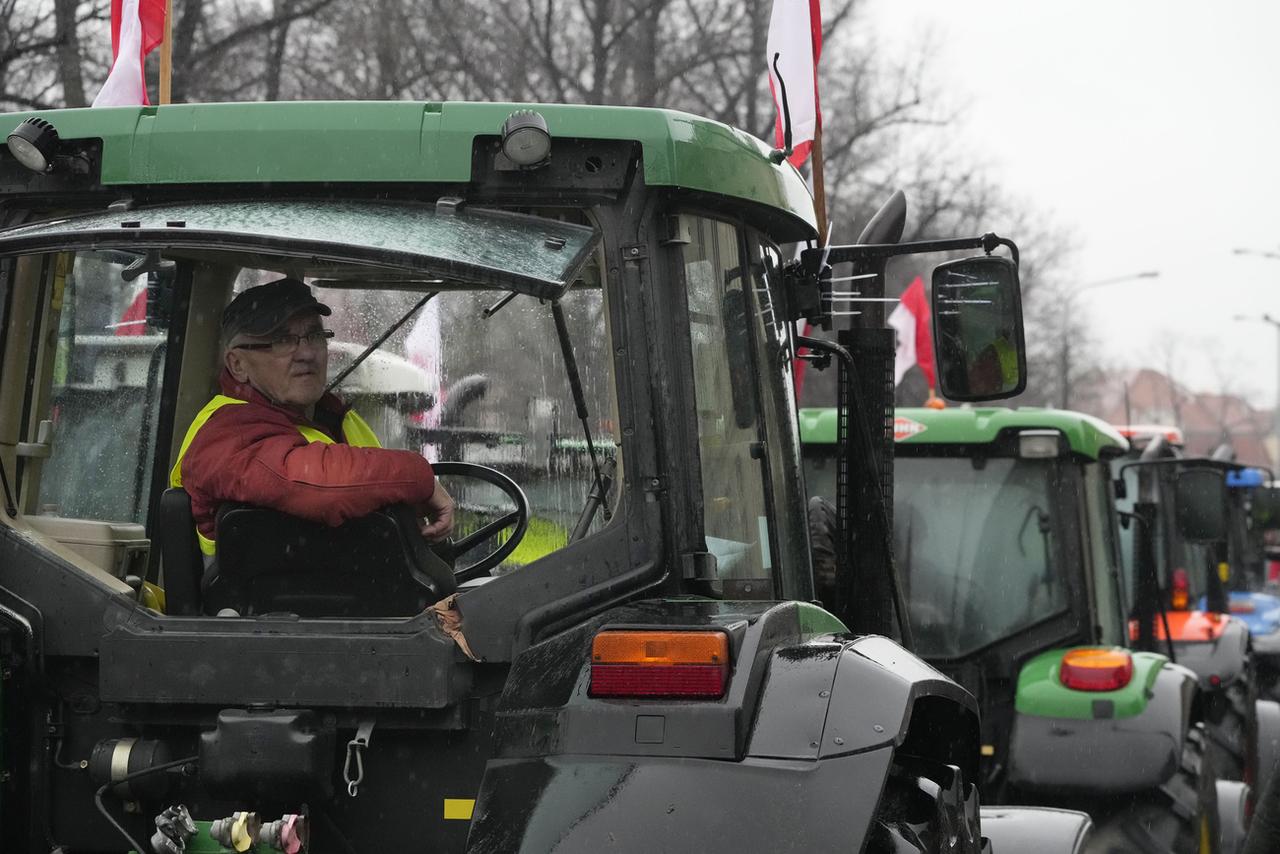 Les agriculteurs reprennent les blocages à la frontière ukrainienne. [KEYSTONE - CZAREK SOKOLOWSKI]