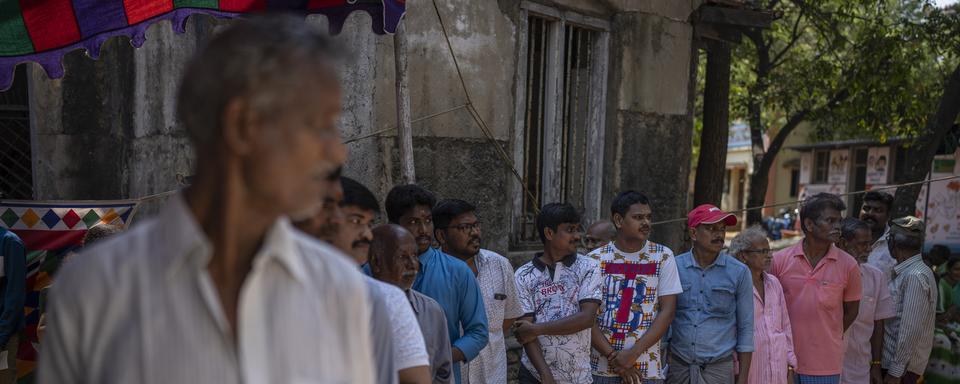 Des électeurs indiens faisant la queue devant un bureau de vote à Chennai. [Keystone - AP Photo/Altaf Qadri]