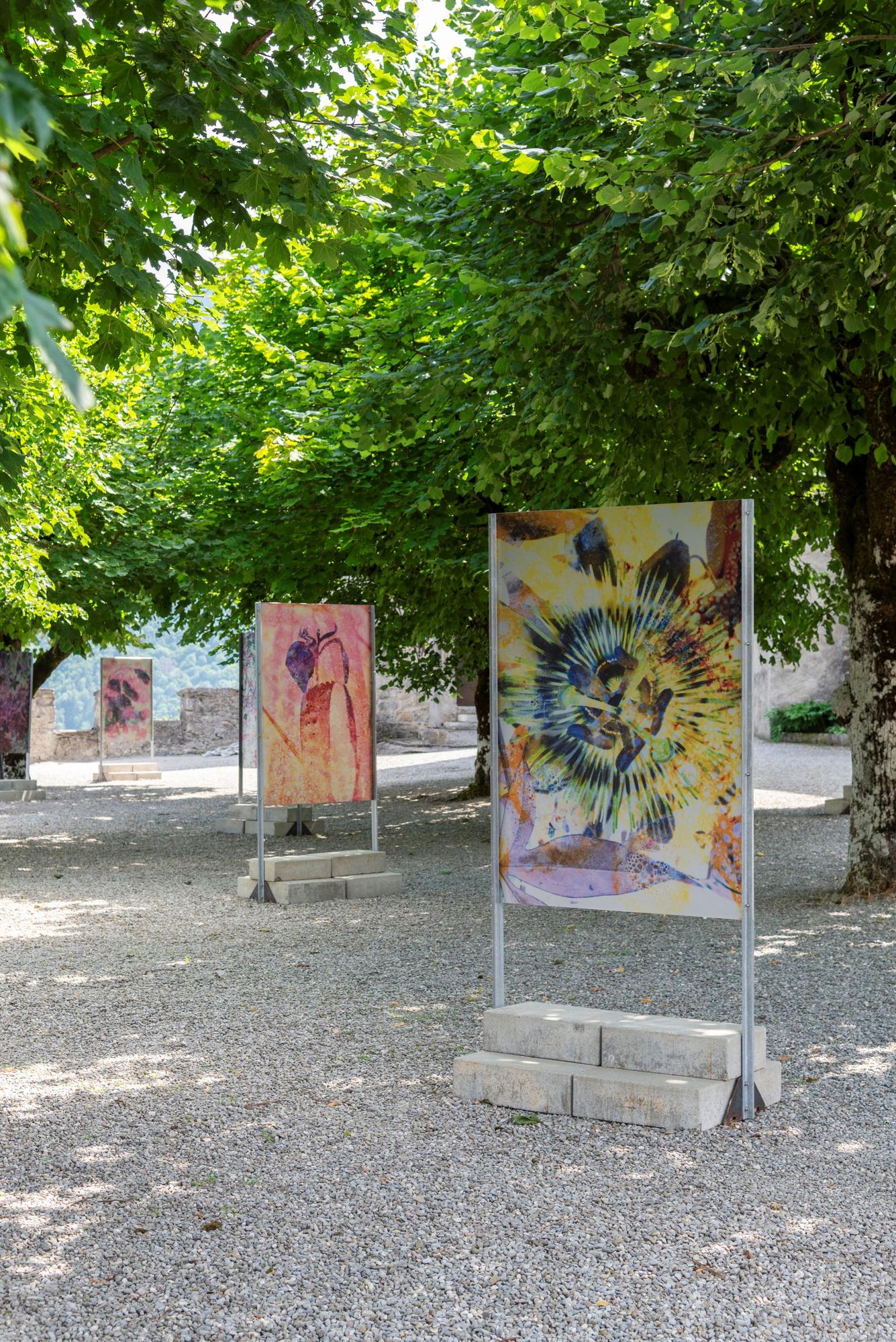 L'esplanade du Château de Gruyères accueille les oeuvres de Maya Rochat jusqu'en septembre 2024. [Château de Gruyères - Courtoisie de l’artiste]