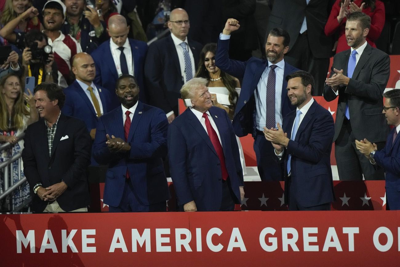 Donald Trump s'est présenté, pansement sur l'oreille, devant une foule en délire à la convention républicaine de Milwaukee. [KEYSTONE - MATT ROURKE]