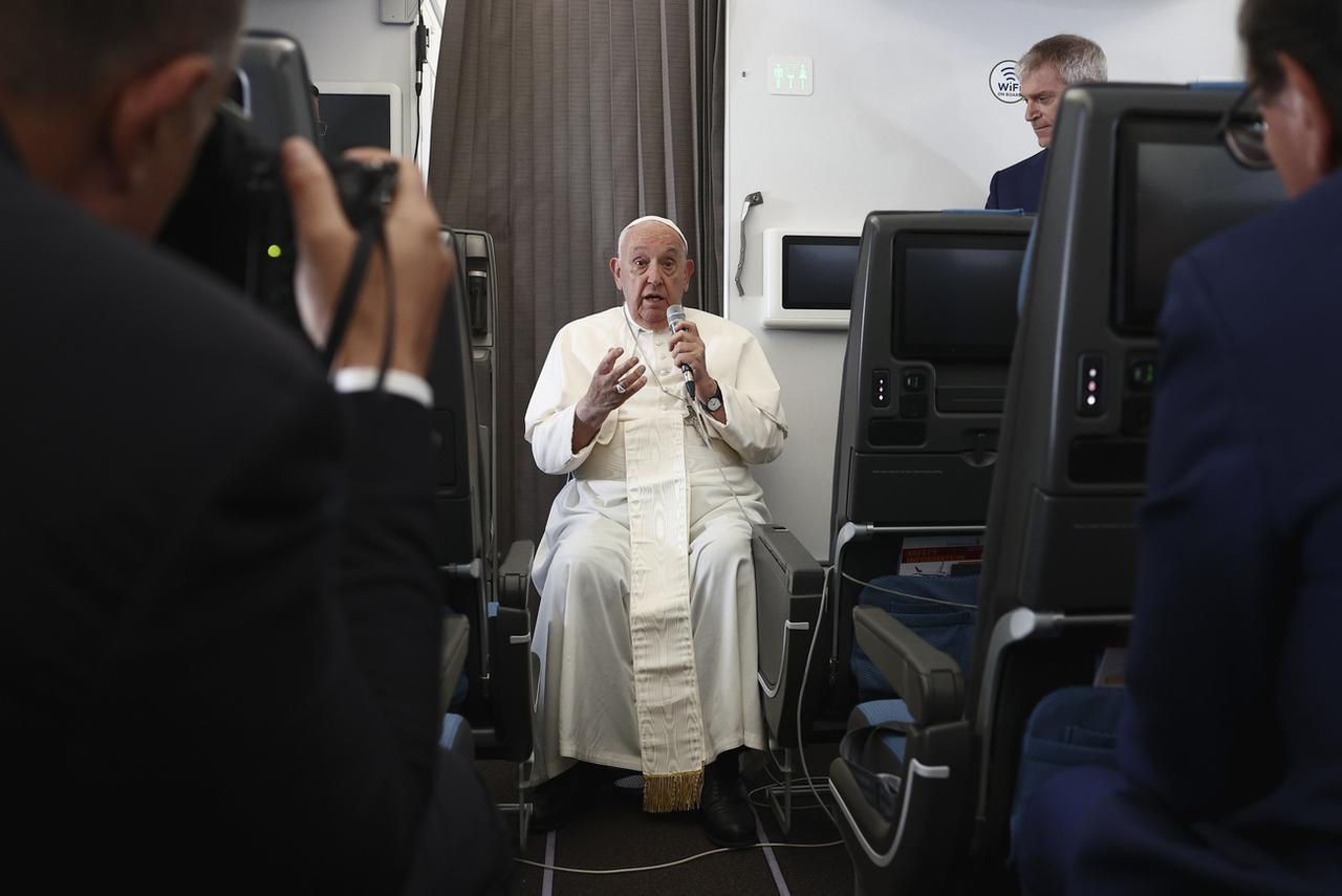 Le pape François tient une conférence de presse à bord de l'avion papal lors de son vol de retour après son voyage de 12 jours à travers l'Asie du Sud-Est et l'Océanie le vendredi 13 septembre 2024. [KEYSTONE - GUGLIELMO MANGIAPANE]