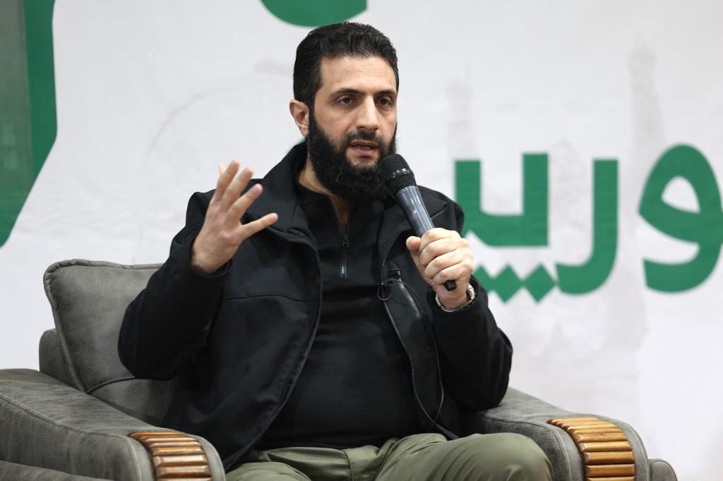 Abu Mohamed al-Jolani s'exprime lors d'une conférence de presse dans la zone du passage de Bab al-Hawa dans le nord de la Syrie, le 12 mars 2024. [AFP - OMAR HAJ KADOUR]