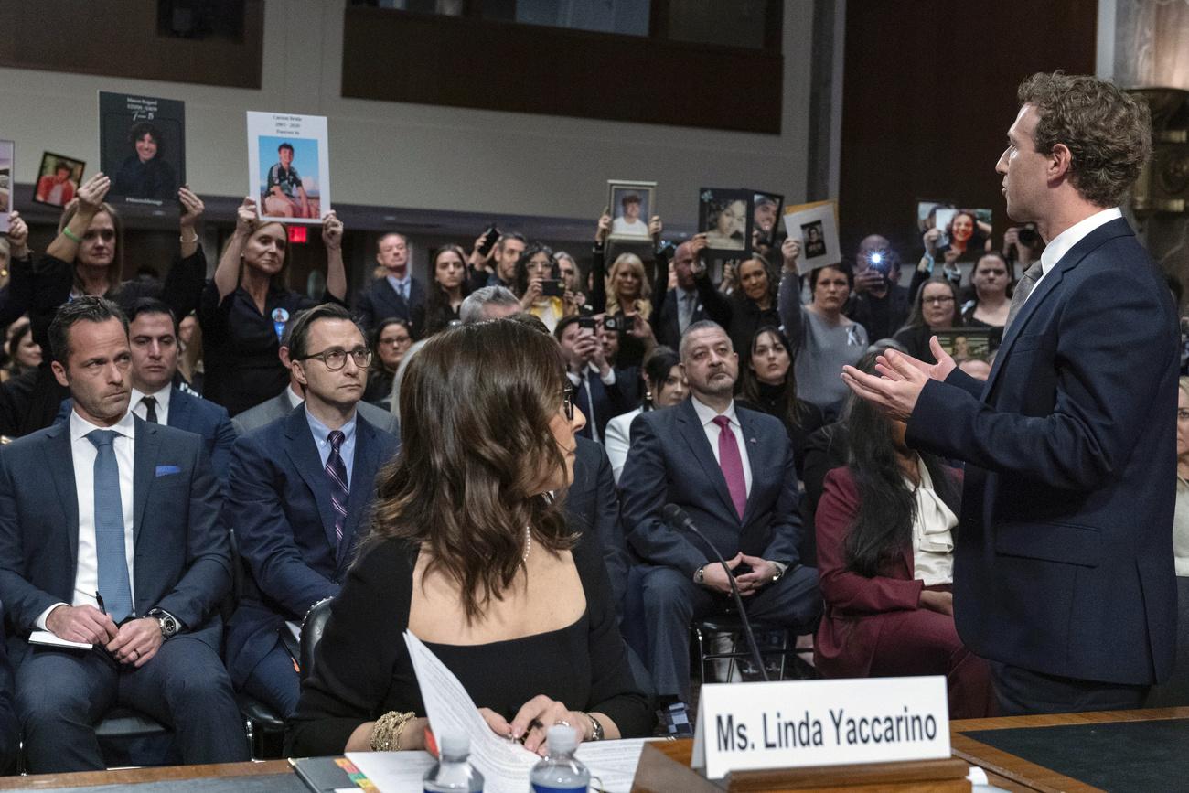 Mark Zuckerberg a dû se lever et s'excuser auprès des familles de victimes. [Keystone/AP Photo - Jose Luis Magana]