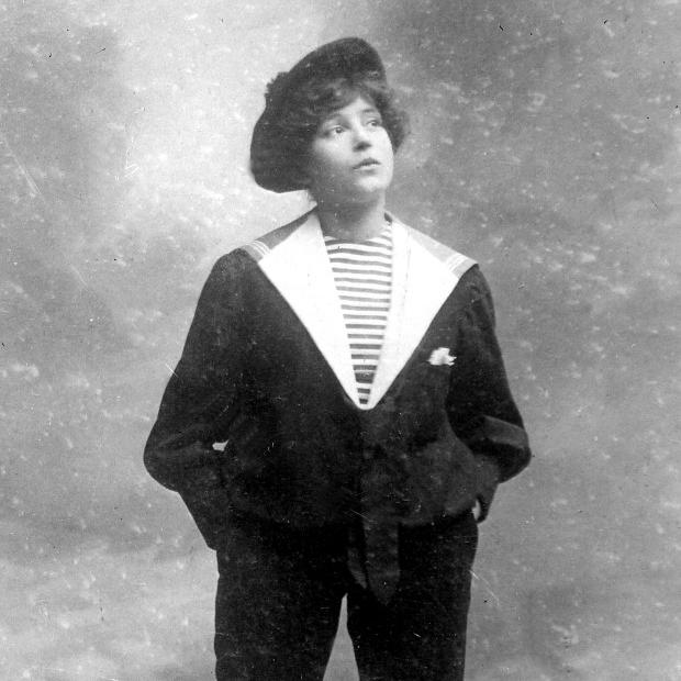 L'écrivaine française Colette (1873-1954) en costume à l'âge de 23 ans. [AFP - ©Harlingue / Roger-Viollet]
