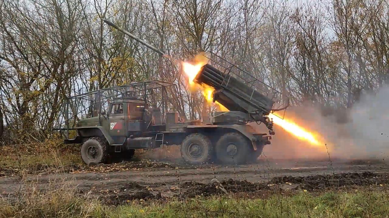 Un lance-roquette russe tirant vers l'Ukraine, photographié dans la région frontalière de Koursk. [KEYSTONE]