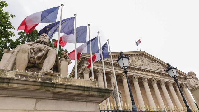 La campagne pour les législatives anticipées françaises démarre sous tension. [Keystone]