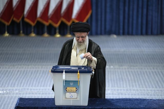 L'ayatollah Kahmenei au moment de glisser son bulletin dans l'urne pour l'élection présidentielle en Iran, le 28 juin 2024. [KEYSTONE - VAHID SALEMI]