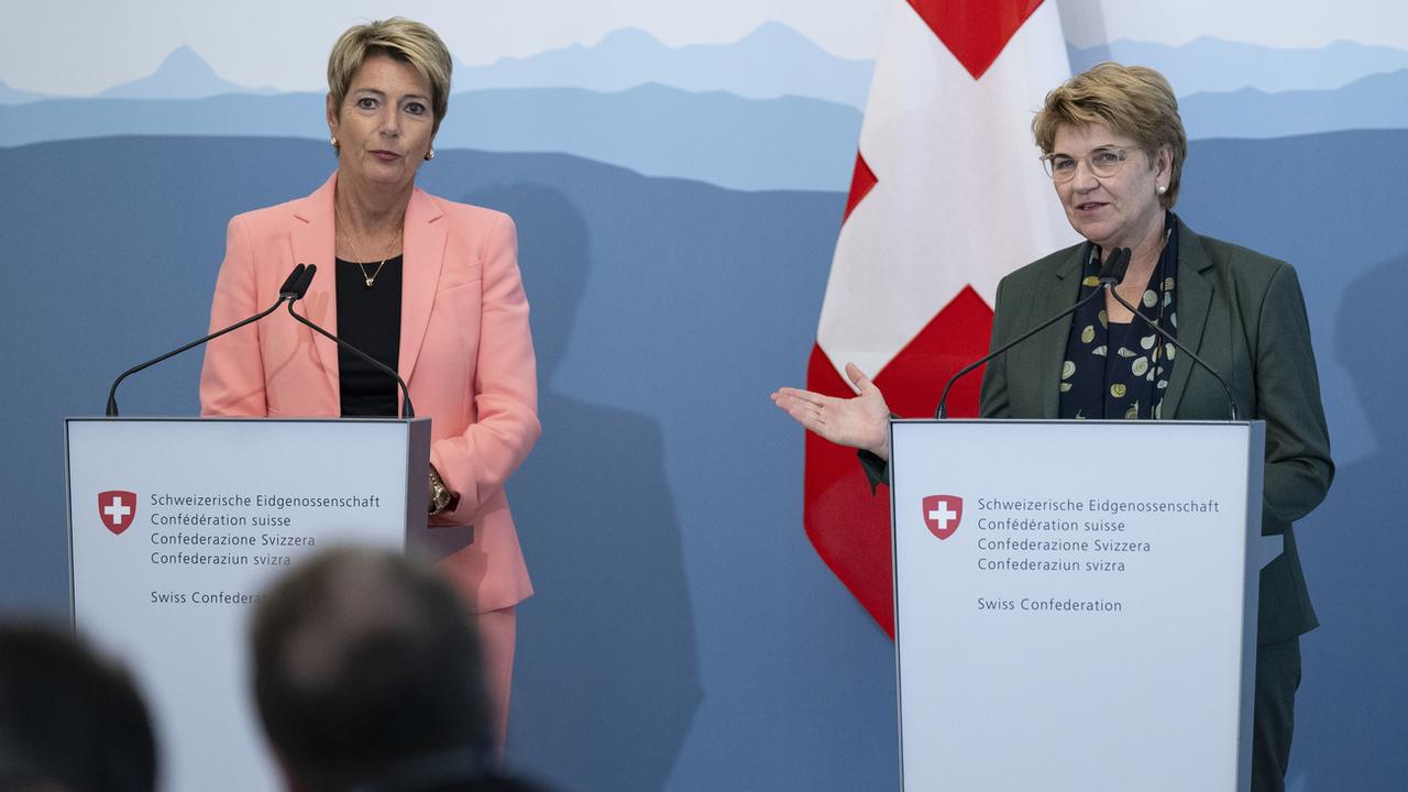 Bundespraesidentin Viola Amherd, rechts, und Bundesraetin Karin Keller-Sutter sprechen an einem Point de Presse ueber ihr Treffen mit den Parteispitzen, am Montag, 9. September 2024, in Bern. Das EFD fuehrt diese Woche Gespraeche mit den Parteien und Kantonen ueber die Aufgaben und Subventionsueberpruefungen. (KEYSTONE/Peter Schneider) [Keystone - Peter Schneider]