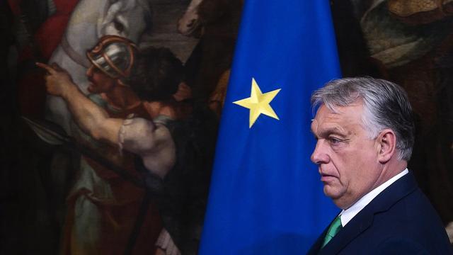 Le dirigeant hongrois Viktor Orban et le drapeau européen. [KEYSTONE - ANGELO CARCONI]