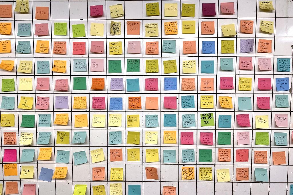 "Soyons plus gentils", "Est-ce que je vais être expulsé?", "Dégagez Trump" ou encore "Un repris de justice pour président", peut on lire sur les Post-it du métro new-yorkais. [AFP - Diane Desobeau]