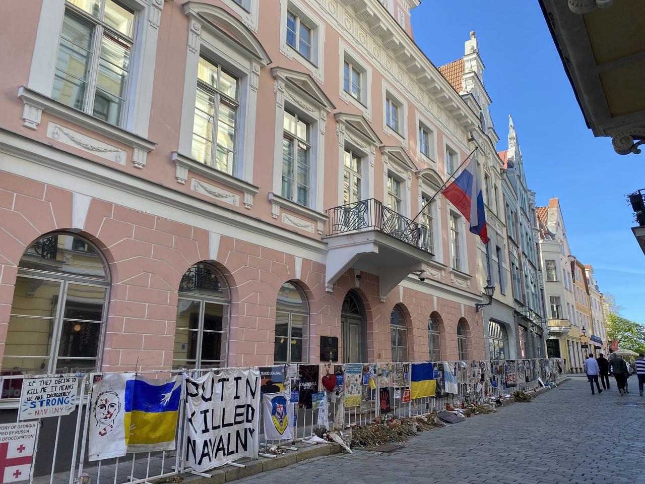 L'ambassade de Russie à Tallinn, en Estonie, placardée d'affiches et de slogans anti-Poutine et pro-Ukraine. [RTS - Julie Rausis]