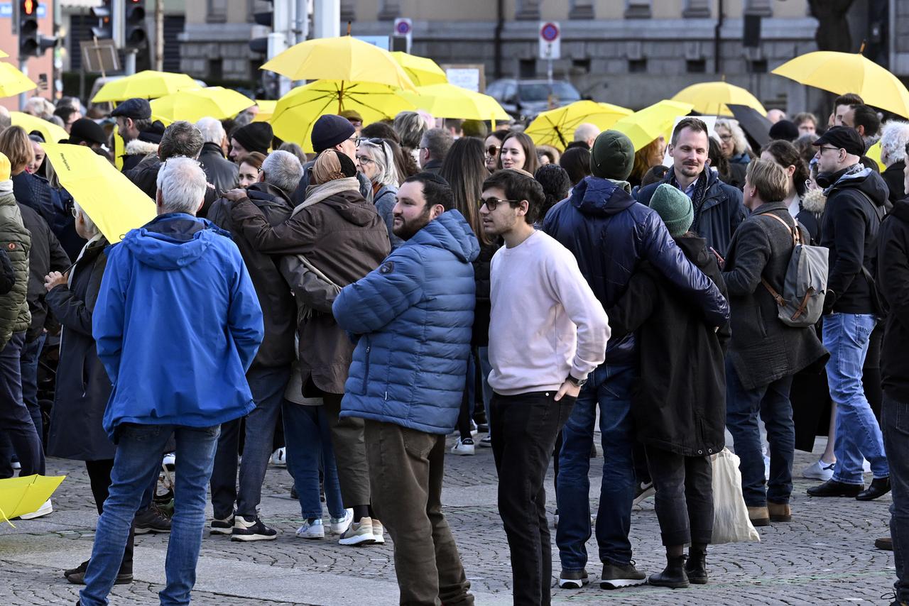 Une veillée a eu lieu sur l'Helvetiaplatz à Zurich dimanche soir, au lendemain d'une agression d'un adolescent envers un homme juif orthodoxe. [KEYSTONE - WALTER BIERI]