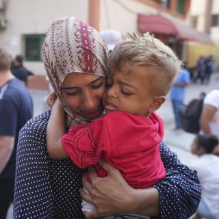 La solidarité des familles palestinienne les fait tenir. [Keystone/AP Photo - Abdel Kareem Hana]