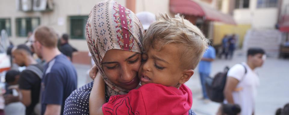 La solidarité des familles palestinienne les fait tenir. [Keystone/AP Photo - Abdel Kareem Hana]