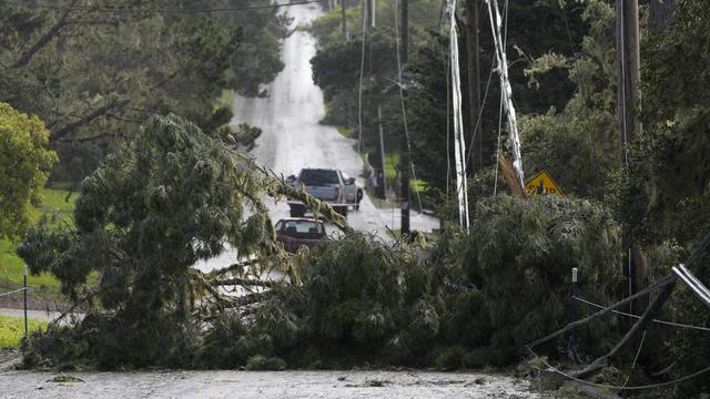 Près de 700'000 foyers privés d'électricité en Californie, touchée par une violente tempête [Keystone/AP Photo - Ryan Sun]