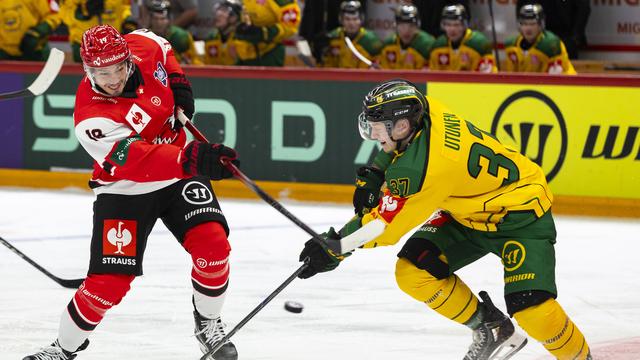 Michael Hügli arme un tir devant Toni Utunen. [Freshfocus - Pascal Muller]