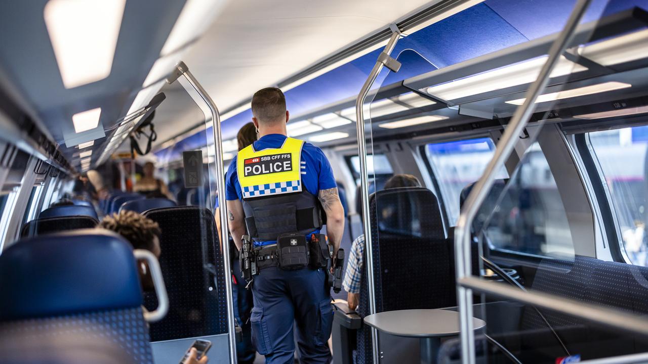 Deux agents de la police ferroviaire dans un train. [Keystone - Michael Buholzer]