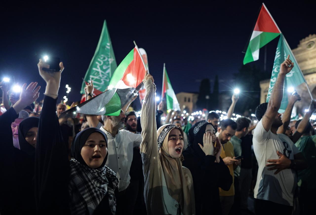 epa11513854 Pro-Palestinian protesters hold Palestinian flags and shout slogans during a protest after evening pray to condemn the killing of Hamas leader Ismail Haniyeh, in Istanbul, Turkey, 31 July 2024. According to an Iranian Revolutionary Guard Corps (IRGC) statement on 31 July, Haniyeh and one of his bodyguards were targeted and killed in Tehran on 31 July 2024. EPA/ERDEM SAHIN [Keystone - Erdem Sahin]