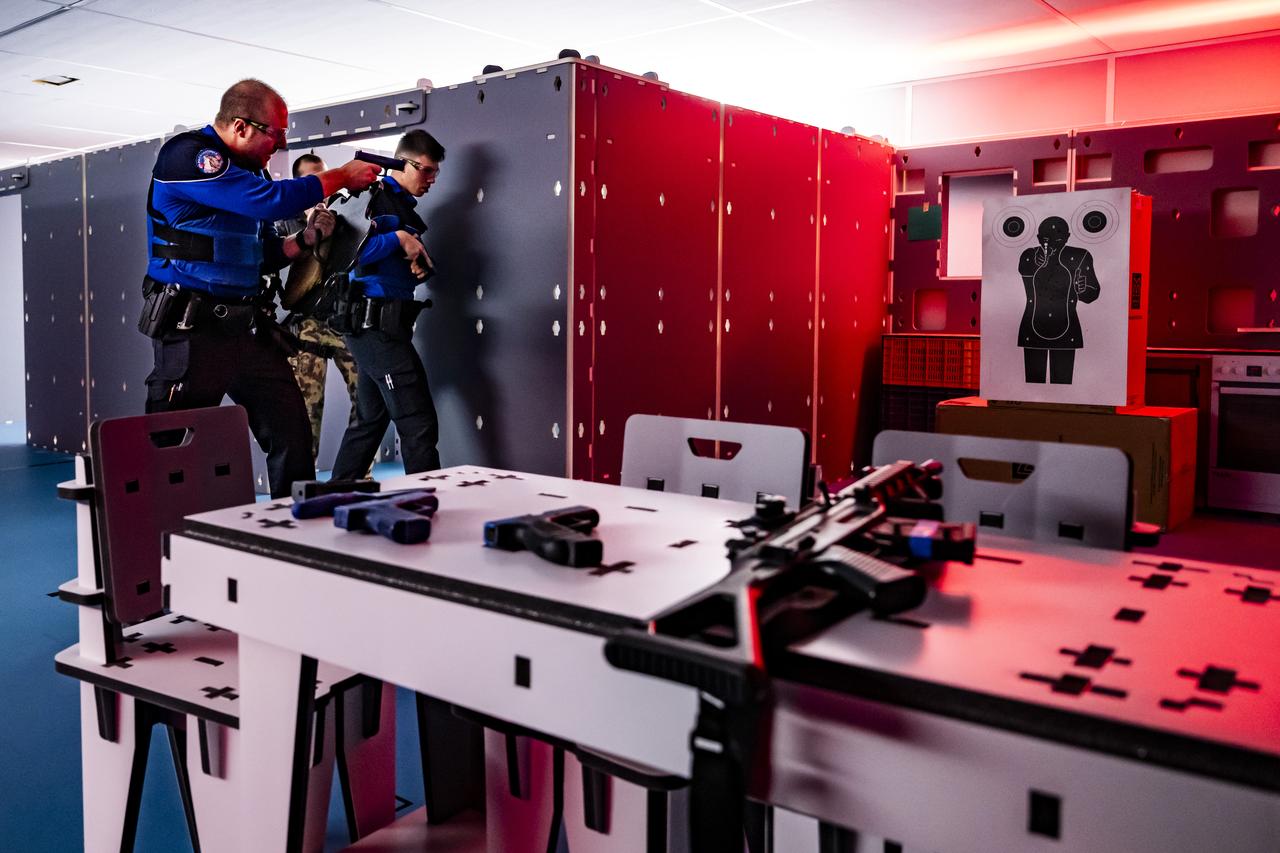 Vendredi 6 décembre: démonstration pendant l'inauguration à Sion de "La Tranchée", le plus grand stand de tir indoor de Suisse pour la police cantonale valaisanne et l'armée suisse. [KEYSTONE - JEAN-CHRISTOPHE BOTT]