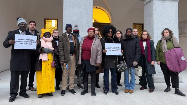 Les plaintifs d'Ousman Sonko et leurs avocats devant le Tribunal pénal fédéral le 8 janvier 2024. [afp - Elodie Le Maou]