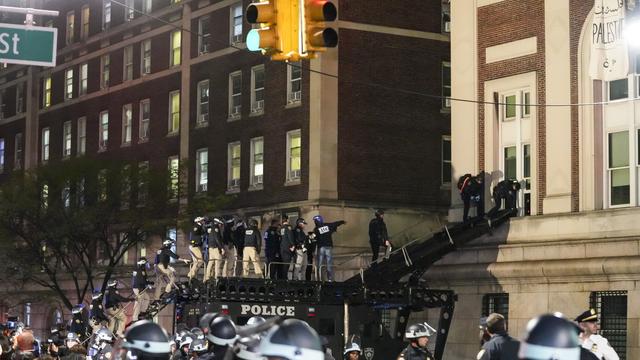 La police tente de déloger les manifestants pro-Palestine de l'Université de Columbia. [Keystone - EPA/Stephani Spindel]