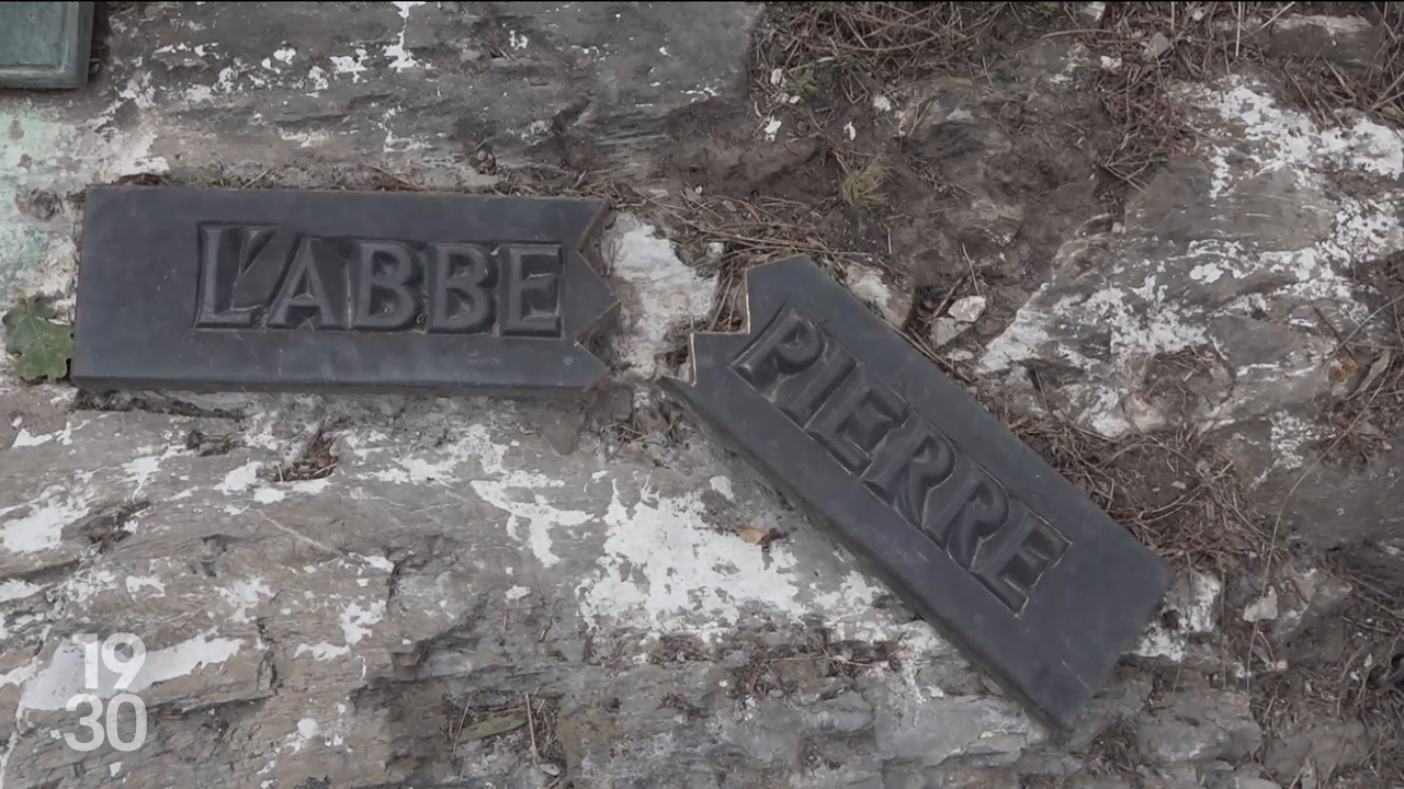 La plaque de l'abbé Pierre brisée dans la vigne à Farinet. [RTS]