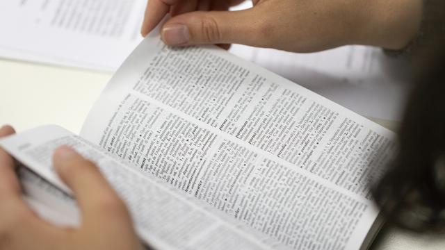 Les ventes de dictionnaires augmentent au moment de la rentrée des classes. [KEYSTONE - GAETAN BALLY]