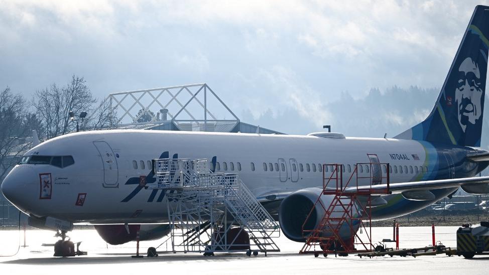 Alaska Airlines remet en service l'un des Boeing impliqués dans l'incident de l'envol d'une porte début janvier. [AFP - Patrick T. Fallon]