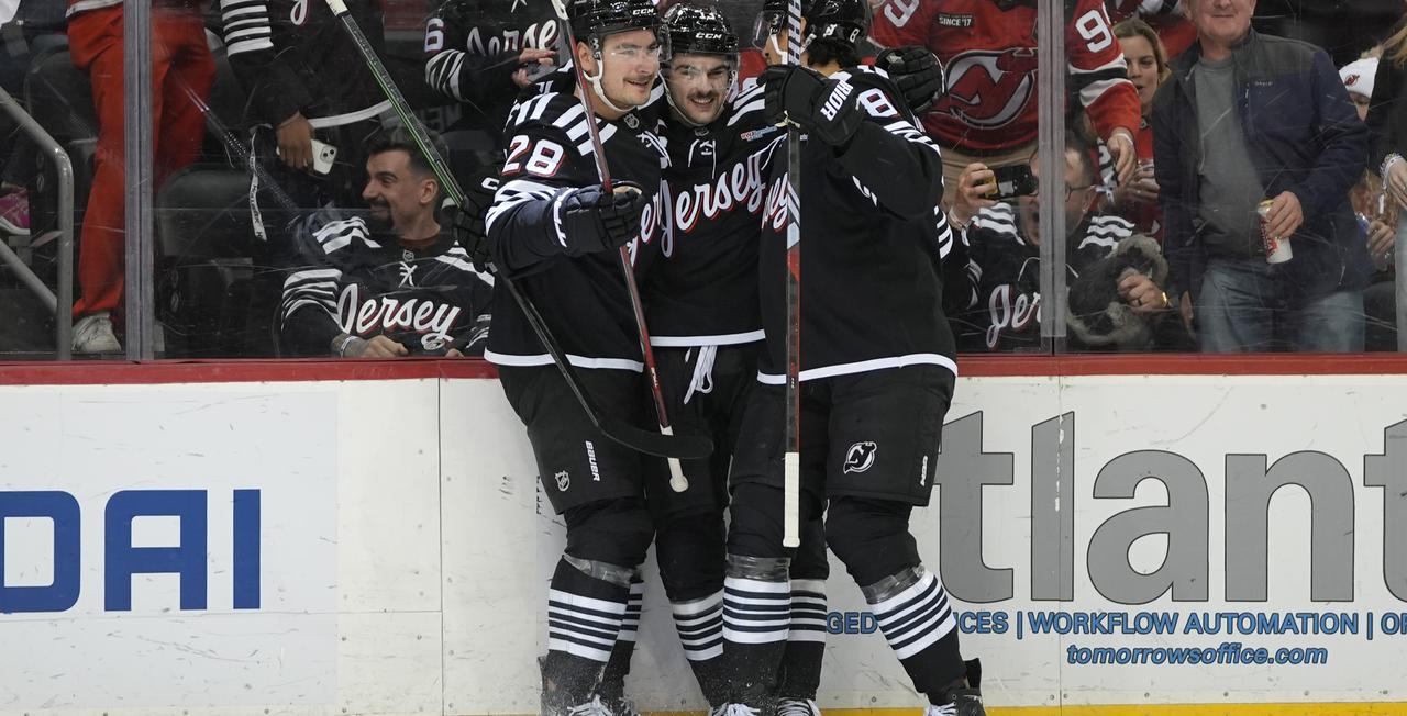 Nico Hischier (au centre) et Timo Meier (à gauche) ont été décisifs pour New Jersey. [KEYSTONE - PAMELA SMITH]