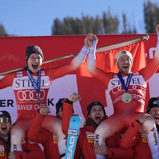 Marco Odermatt à gauche et Justin Murisier à droite célèbrent après la Coupe du Monde de ski, à Beaver Creek, le 6 décembre 2024. [Keystone - Robert F. Bukaty]