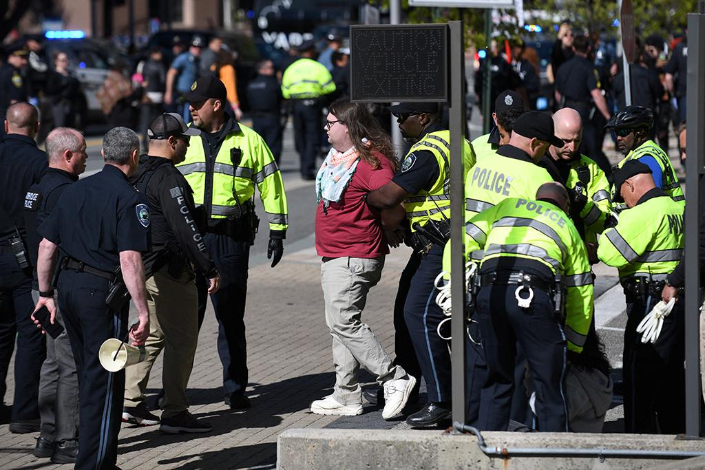 La police a investi le campement des manifestants pro-palestiniens sur le campus du Massachusetts Institute of Technology (MIT) et a procédé à plusieurs arrestations. [Reuters - Nicholas Pfosi]