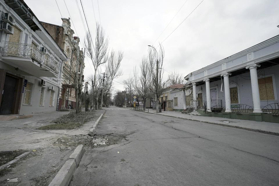 A Kherson, tous les bâtiments du centre-ville ont été touchés par bombes. [RTS - Maurine Mercier]