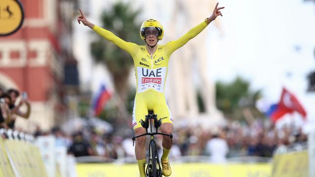 Tadej Pogacar jubile en remportant le Tour de France pour la 3e fois. [AFP - ANNE-CHRISTINE POUJOULAT]