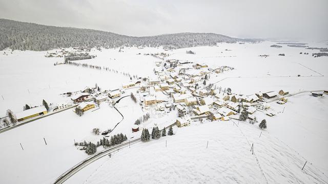 Lundi 8 janvier: une vue aérienne du village de la Brévine (NE), surnommé la Sibérie de la Suisse, après de récentes chutes de neige. Le mercure a frôlé les -7C dans la nuit de dimanche à lundi dans la localité située à 1043 mètres d'altitude. [Keystone - Valentin Flauraud]