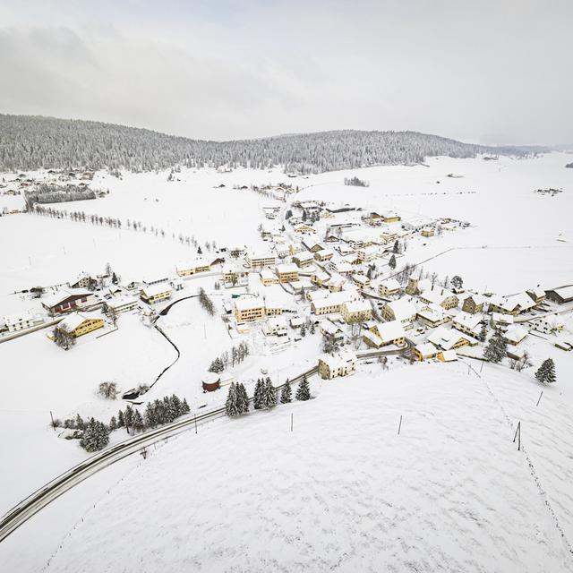 Lundi 8 janvier: une vue aérienne du village de la Brévine (NE), surnommé la Sibérie de la Suisse, après de récentes chutes de neige. Le mercure a frôlé les -7C dans la nuit de dimanche à lundi dans la localité située à 1043 mètres d'altitude. [Keystone - Valentin Flauraud]