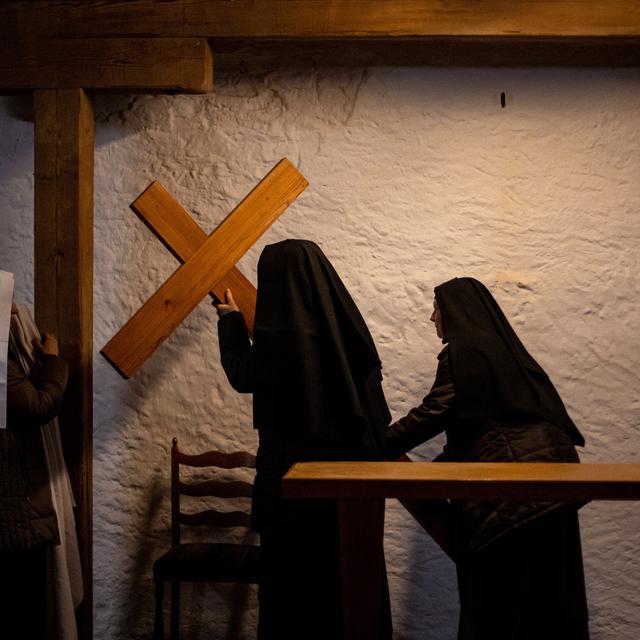 Des nonnes carmélites dans une chapelle du village de Drasty, en Tchéquie. [EPA/Keystone - Martin Divisek]