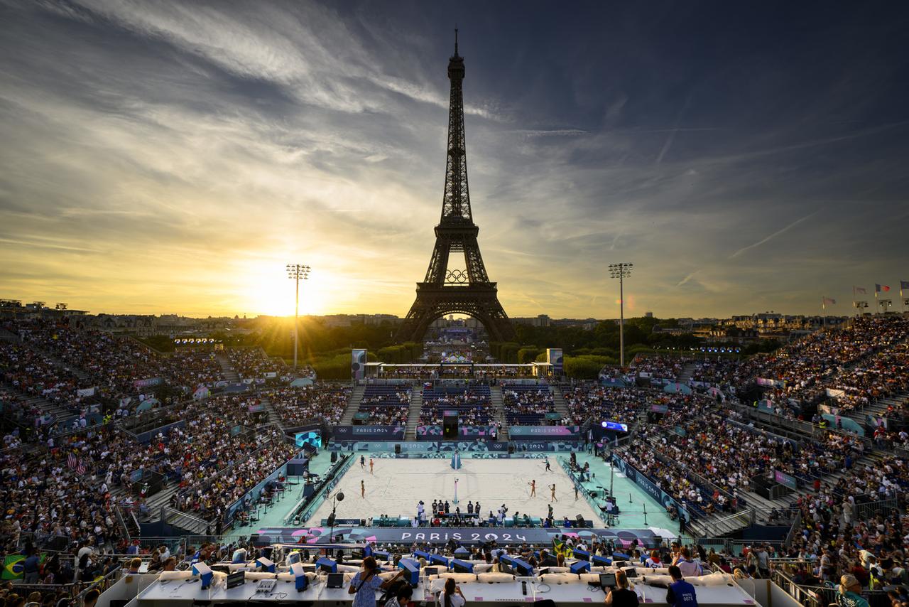 Mardi 6 août: un coucher de soleil accompagne le duo suisse de beach-volley Esmée Böbner et Zoé Vergé-Dépré dans les quarts de finale des JO de Paris. [KEYSTONE - LAURENT GILLIERON]