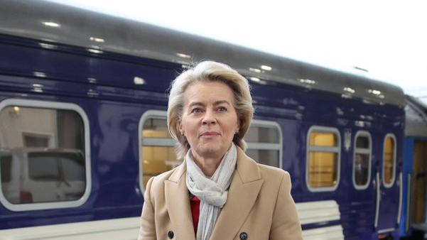La présidente de la Commission européenne Ursula von der Leyen à son arrivée à Kiev. [X@vonderleyen]