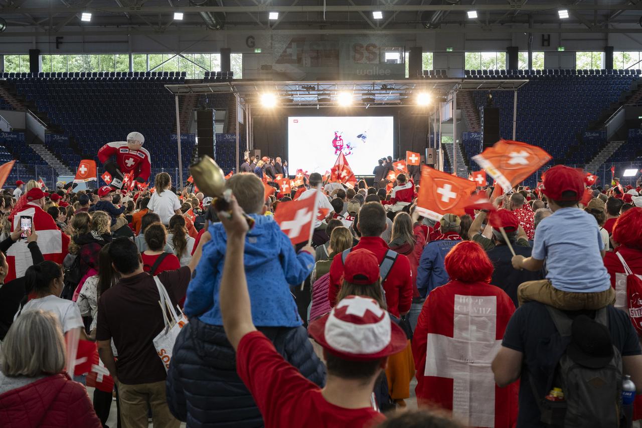 L'équipe de Suisse a été fêtée lundi à son arrivée à Kloten. [KEYSTONE - ENNIO LEANZA]