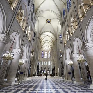 La nef de la cathédrale Notre-Dame de Paris est vue alors que le président français Emmanuel Macron visite les intérieurs restaurés de la cathédrale, le 29 novembre 2024. [KEYSTONE - STEPHANE DE SAKUTIN]