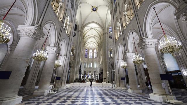 La nef de la cathédrale Notre-Dame de Paris est vue alors que le président français Emmanuel Macron visite les intérieurs restaurés de la cathédrale, le 29 novembre 2024. [KEYSTONE - STEPHANE DE SAKUTIN]