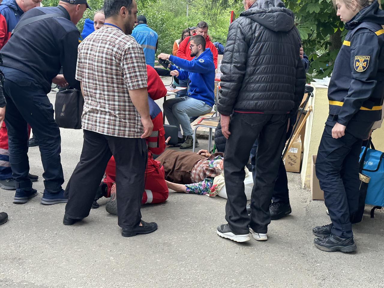 Une femme âgée fait un malaise à cause du stress, alors que les forces russes se rapprochent de Kharkiv. [RTS - Maurine Mercier]