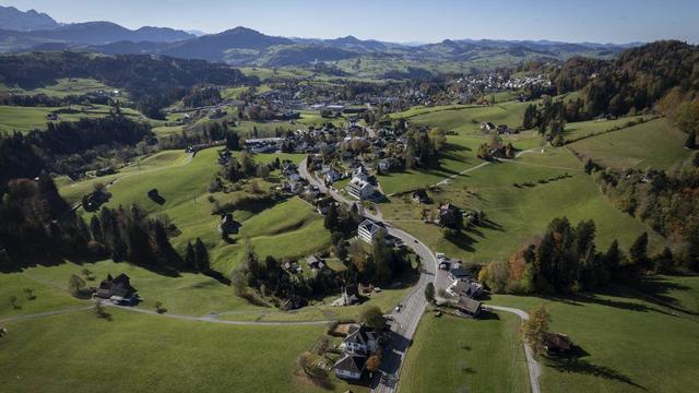 La Suisse compte quelque 160 communes en moins qu'il y a dix ans. [Keystone - Gian Ehrenzeller]