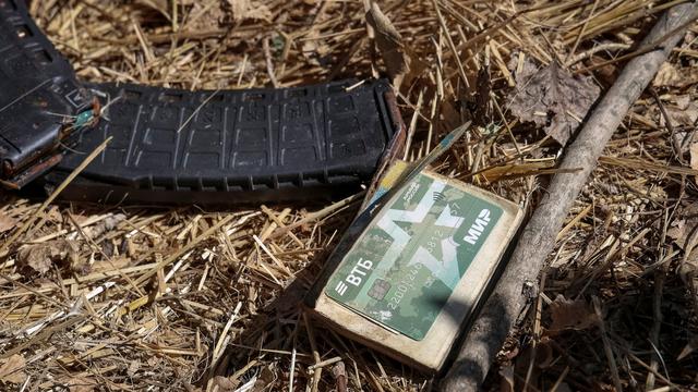 Un chargeur et une carte bancaire découverts à côté du corps d'un soldat russe (image prétexte). [REUTERS - STRINGER]