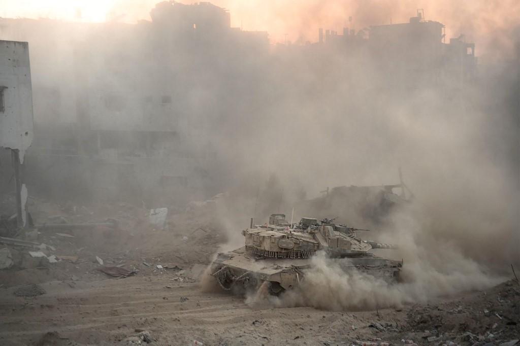 Cette image diffusée par l'armée israélienne le 11 juillet 2024 montre un char de combat de l'armée israélienne en mouvement lors d'opérations dans la bande de Gaza. [AFP]